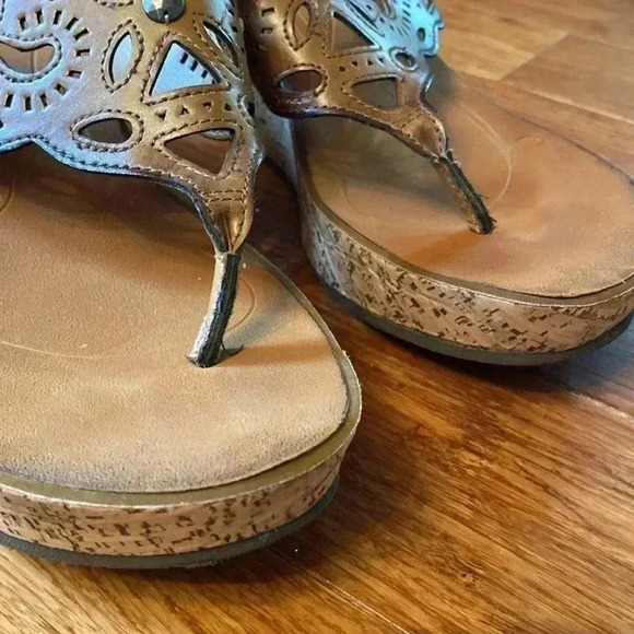 Clarks wedge sandal women’s size 10 - cork heel, thong sandal - Picture 2 of 7